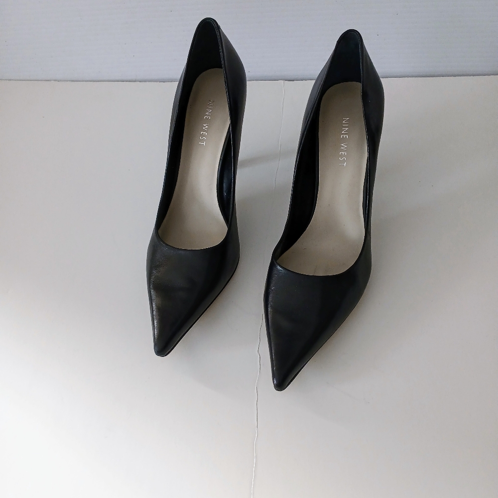 Nine West Black Leather Pumps Size 6 1/2M